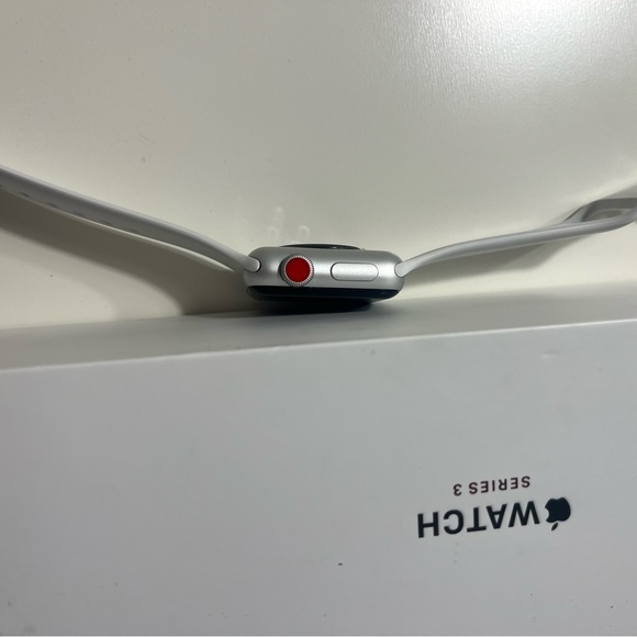 Apple Watch Series 3 (38mm) Silver Aluminum case GPS + Cellular - Picture 4 of 7